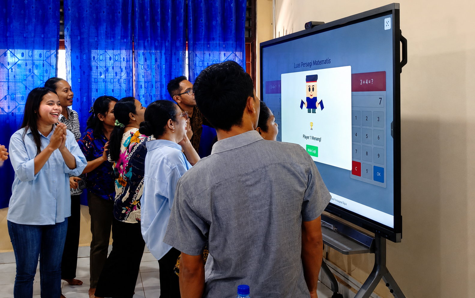 SMP ST. FAMILIA SIKUMANA GELAR WORKSHOP PEMANFAATAN PAPAN INFORMASI DIGITAL (PID), DORONG GURU SIAP HADAPI TRANSFORMASI PEMBELAJARAN DIGITAL
